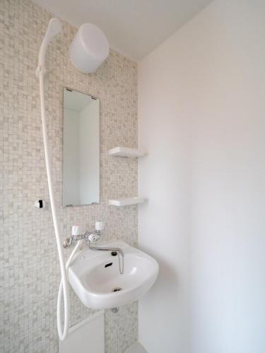 W łazience znajduje się umywalka i lustro. w obiekcie Kamakura International House Japanese-style room w Shower Toilette - Vacation STAY 11630 w mieście Kamakura