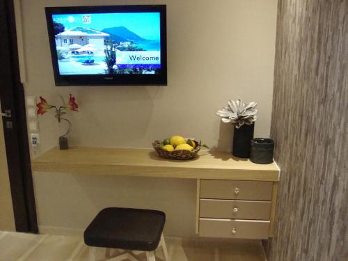 Ionian Eye Design Studios & Spaにあるテレビまたはエンターテインメントセンター