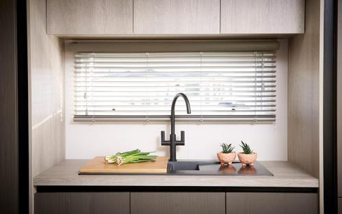 un bancone della cucina con lavandino e finestra di 1.2 padstow a Padstow