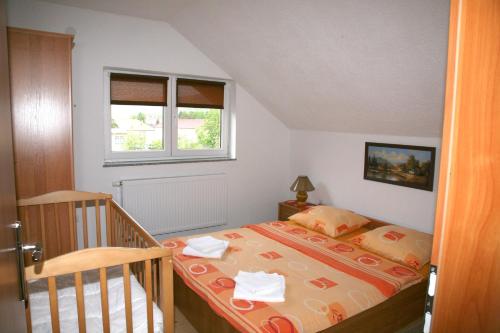 En eller flere senge i et værelse på Guest House Mijić