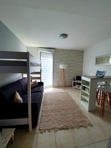 - un salon avec des lits superposés et un bureau dans l'établissement studio presqu'île Fouras proche de la plage parking privé, à Fouras