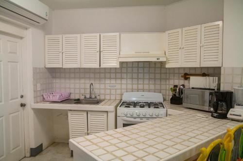 Una cocina o cocineta en Aca Suites Ixtapa