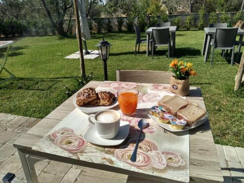 una mesa de picnic con comida y bebidas. en B & B Pietra Vecchia, en Galatone