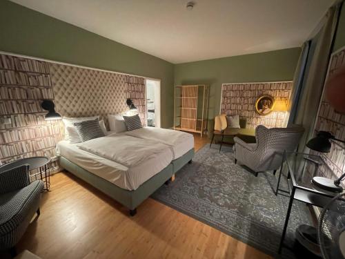 ハイデルベルクにあるホテル ツア アルテン ブリュッケのベッドルーム1室(ベッド1台、テーブル、椅子付)