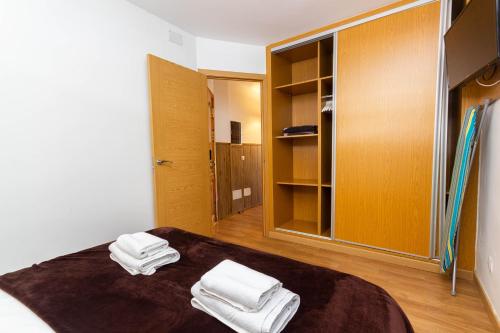 プラヤ・デル・イングレスにあるAguacate Friendly Holiday Homeのベッド1台(タオル付)が備わる客室です。