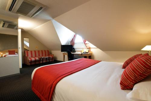 Llit o llits en una habitació de Logis Hôtel L'Orée de Chartres - Barjouville