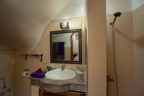 un bagno con lavandino e specchio di Riad De La Semaine a Marrakech