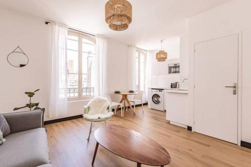 un salon avec un canapé et une table dans l'établissement Reims - Place du Forum - Cathédrale Hyper Centre, à Reims