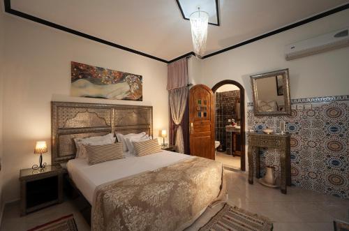 Postel nebo postele na pokoji v ubytování Riad De La Semaine