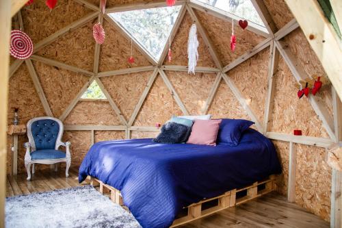 uma cama num quarto numa tenda em Yátaro Refugio Glamping em La Vega
