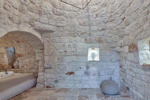 ein Badezimmer mit einer Steinmauer und einem Waschbecken in der Unterkunft Villa Ludovica in Ostuni
