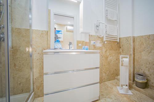 une salle de bain avec un lavabo et une douche dans l'établissement SUITE ROMA, à Cefalù