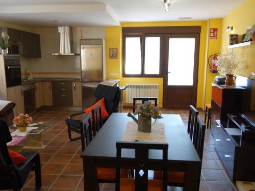 a kitchen and dining room with a table and chairs at Casa Rural Maruja in Aldea de San Esteban