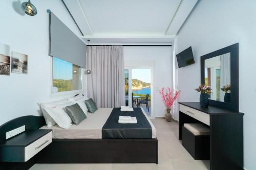 a bedroom with a bed and a view of the ocean at Onar in Skala Marion
