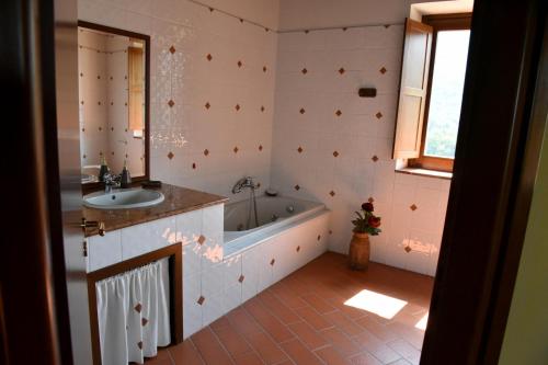 A bathroom at Il Castello dei Principi Sanseverino