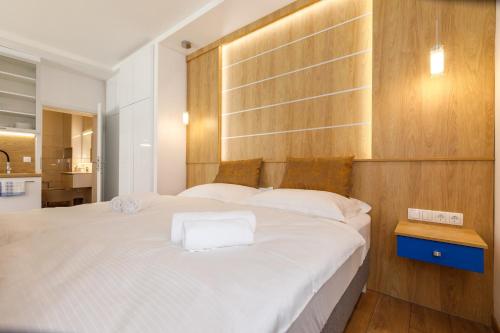La Bella Centrum Apartmanok Kék Zöld tesisinde bir odada yatak veya yataklar