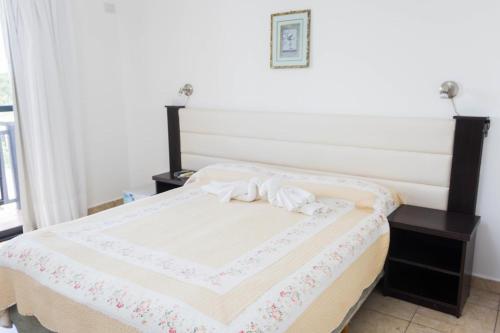 a bed in a room with two nightstands and a bed sidx sidx sidx at Hotel Casino Fortunata in Federación