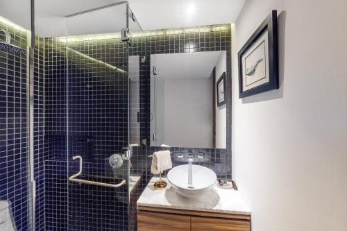 普拉亞德爾卡曼的住宿－Sunset 203 at Riva，一间带水槽和淋浴的浴室