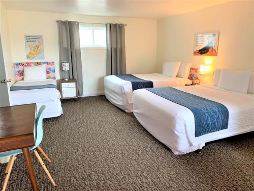 מיטה או מיטות בחדר ב-Atomic Motel
