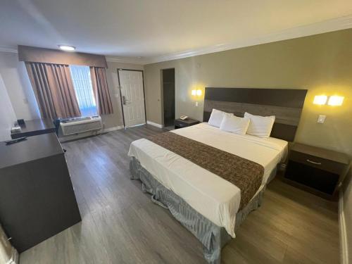 a hotel room with a large bed in a room at Colony Inn in Buena Park