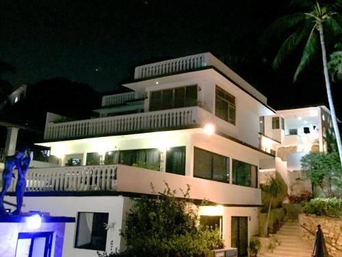 a large white house at night with lights at Villa Costa Chica Comodisimo piscina gigante jardines in Acapulco