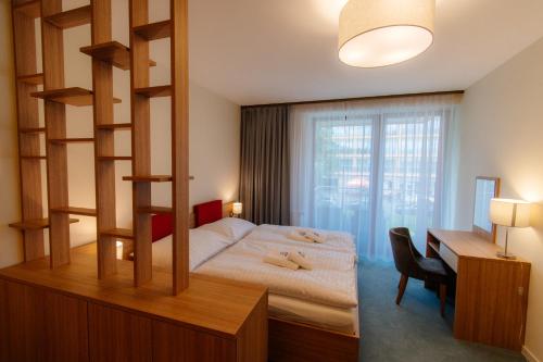 1 dormitorio con cama elevada y escritorio en Apartmán C317 Hrebienok Resort 2, en Starý Smokovec