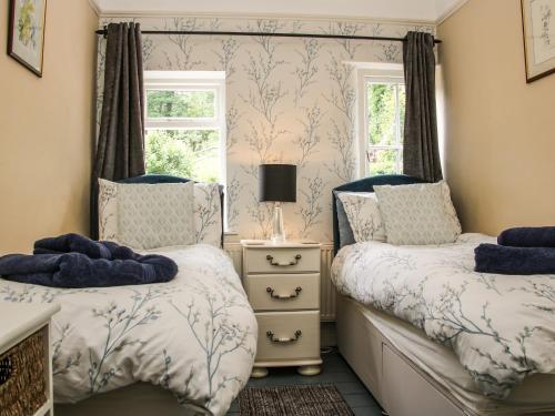 A bed or beds in a room at Bridge View Cottage