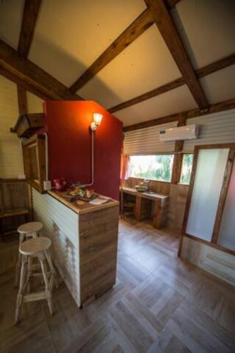 een keuken met een aanrecht en een kruk in een kamer bij Quelimbay in Puerto Madryn