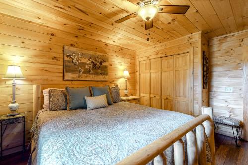 Un dormitorio con una cama y un ventilador de techo. en Aska Woodlands, en Aska