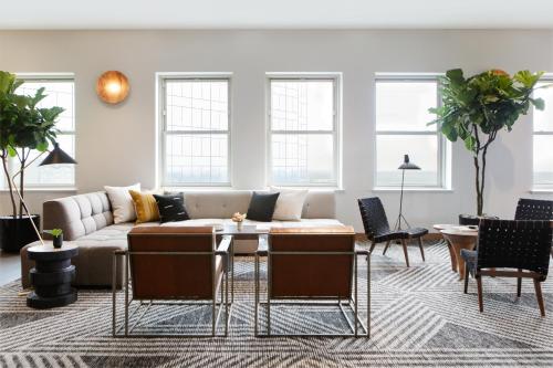 Ruang duduk di Kimpton - Harper Hotel by IHG