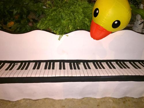 a toy duck sitting on top of a piano at Villa Palmitas acogedor departamento nivel piscina gigante jardines in Acapulco
