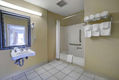 Koupelna v ubytování Motel 6 Washington, PA