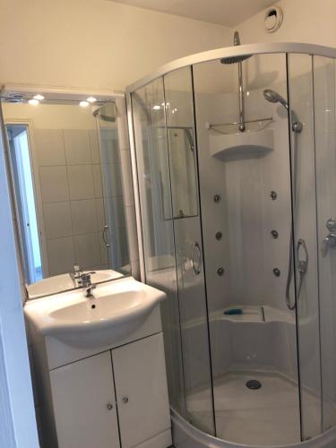 une salle de bain avec un lavabo et une douche dans l'établissement A Pied du Port de Bandol et de sa Plage, à Bandol