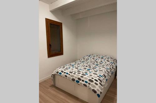 ein Schlafzimmer mit einem Bett in einem weißen Raum in der Unterkunft Maison de charme in Montagnac