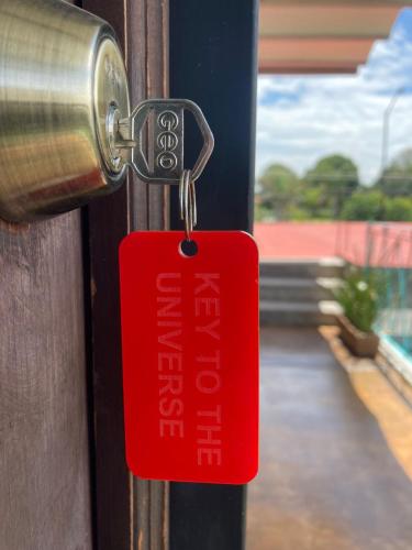 a red tag hanging from a door handle at CÁLIDO COSMOS HOTEL in Cholula