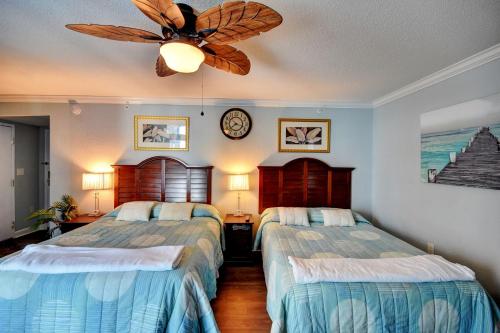 1 dormitorio con 2 camas y ventilador de techo en Grand Atlantic Resort 601 Eff Condo en Myrtle Beach