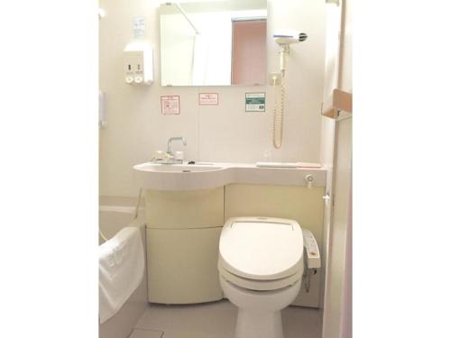 ein Bad mit einem WC und einem Waschbecken in der Unterkunft R&B Hotel Kobe Motomachi - Vacation STAY 15387v in Kōbe