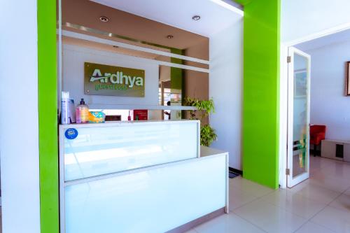 Majoituspaikan Ardhya Guesthouse Syariah by ecommerceloka aula tai vastaanotto