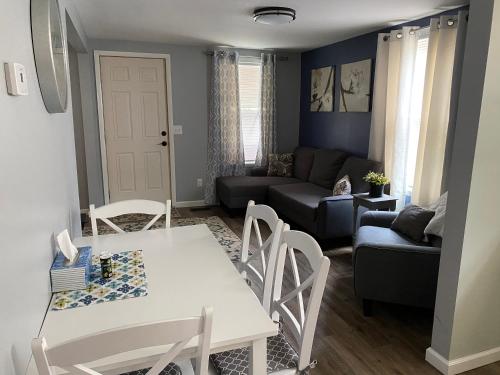 ein Wohnzimmer mit einem Tisch, Stühlen und einem Sofa in der Unterkunft Cozy One Bedroom House in Adrian