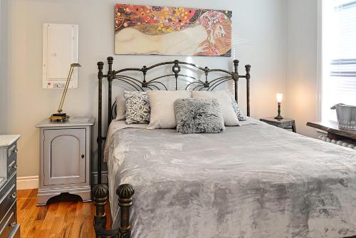 a bedroom with a bed and a painting on the wall at Ottawa Downtown Executive Apartment Retreat with Private Balcony near Bank Street - Sleep Max 2 in Ottawa