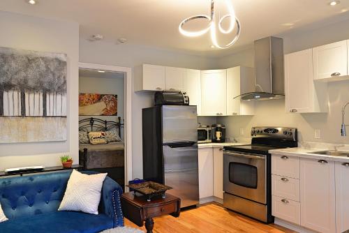 Kitchen o kitchenette sa Ottawa Downtown Executive Apartment Retreat with Private Balcony near Bank Street - Sleep Max 2