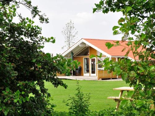 ein Haus mit einem Picknicktisch davor in der Unterkunft 6 person holiday home in Sk rb k in Skærbæk