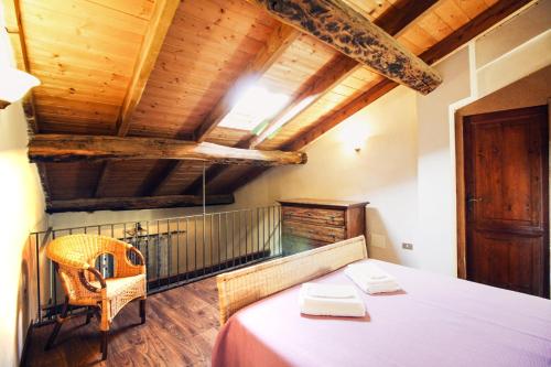 ein Schlafzimmer mit einem Tisch und einem Stuhl in einem Zimmer in der Unterkunft Casa Vacanze Antico Poggio in Poggio San Giovanni