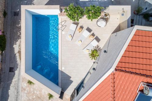 an overhead view of a swimming pool on a house at Villa Stone Pearl in Sutivan