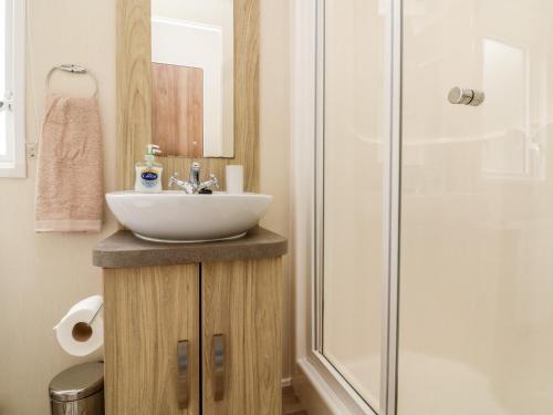 a bathroom with a sink and a shower at Ochenta in Combe Martin