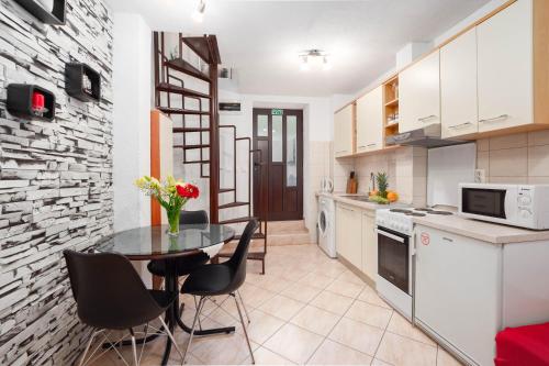 Apartment Kokolo في سبليت: مطبخ وغرفة طعام مع طاولة وكراسي