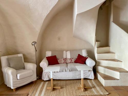 ラ・ロック・ダンテロンにあるB&B Villa des Musesの白いソファと椅子のあるリビングルーム