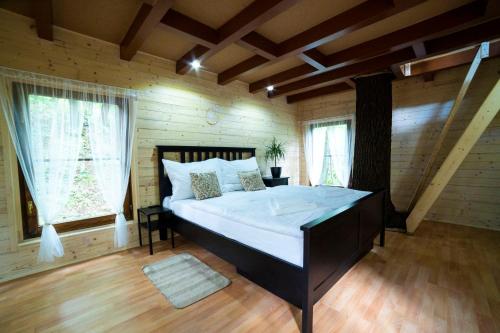 Tempat tidur dalam kamar di Treehouse Zlatá Koruna