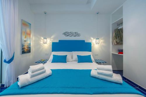 מיטה או מיטות בחדר ב-4blu Camere Marine