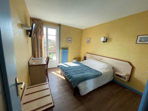 En eller flere senge i et værelse på "Contact Hôtel" Le Saint Rémy - Chalon Sud